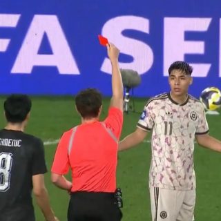 Jugar con 1 menos hace todo más difícil. Se acaba de terminar el partido y Chile perdió 4-1 ante Nueva Zelanda 🇳🇿.

Darío Osorio se fue expulsado en el 27’ y 5 minutos más tarde llegó el primero del local. De ahí en más la roja no logró manejar ni dominar el partido.

Gonzalo Tapia anotó el descuento en el 83’.

Raro partido. Dolorosa derrota. 😢🇨🇱