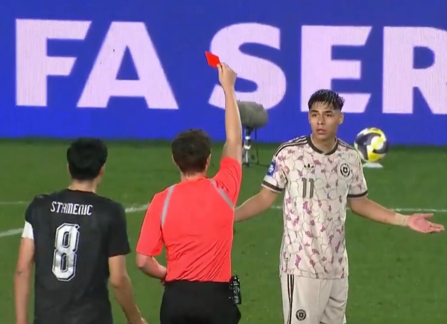 Jugar con 1 menos hace todo más difícil. Se acaba de terminar el partido y Chile perdió 4-1 ante Nueva Zelanda 🇳🇿.

Darío Osorio se fue expulsado en el 27’ y 5 minutos más tarde llegó el primero del local. De ahí en más la roja no logró manejar ni dominar el partido.

Gonzalo Tapia anotó el descuento en el 83’.

Raro partido. Dolorosa derrota. 😢🇨🇱
