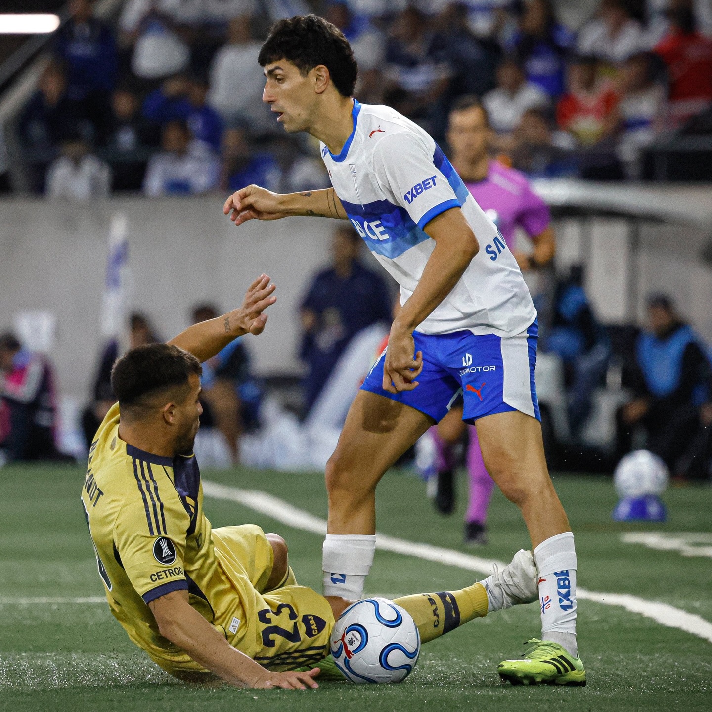 ¿La polémica de la noche? 🥵🤯
Weigant le pegó tremenda patada a Justo Giani y desató la polémica en el Claro Arena.
Sorprendente no fue amarilla, no llamó el VAR y el árbitro no amonestó ni siquiera verbalmente al lateral de boca.
¿Opiniones? #RR
📸 Créditos a quien corresponda.