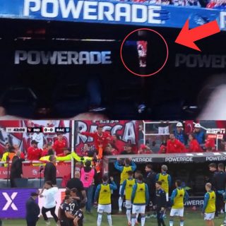 IMPRESENTABLE😡‼️
Se estaba disputando el Clásico de Avellaneda, entre Independiente y Racing, por la fecha 13 del Torneo Apertura, en la cancha del Rojo.
Sobre el final de la primera parte, un grupo de hinchas de Independiente, se acercaron a insultar e increpar a los jugadores de Racing.
Posteriormente, los hinchas locales, comenzaron a romper el banco de suplentes de la Academia.
El partido fue detenido momentáneamente y siguió el juego.
¿Qué opinas?👀✍🏽 #RR