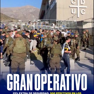 𝑱𝑶𝑹𝑵𝑨𝑫𝑨 𝑺𝑰𝑵 𝑷𝑹𝑬𝑪𝑬𝑫𝑬𝑵𝑻𝑬𝑺 🏟️🤯
El partido entre Universidad Católica y Boca Juniors ha causado bastante revuelo a nivel Sudamericano, pero más que por un tema de seguridad que por lo futbolístico.
El operativo de seguridad se incrementó en un 25% respecto a la normalidad de los partidos por el torneo nacional. Además, habrá más de 500 efectivos entre guardias y carabineros desplegados en el Claro Arena y sus alrededores.
Como si fuera poco, se instaló una cantidad de rejas nunca antes vista en los sectores que ocupará la hinchada de Boca.
¿Opiniones? 👀✍🏻 #RR