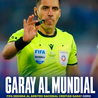 𝑹𝑬𝑷𝑹𝑬𝑺𝑬𝑵𝑻𝑨𝑵𝑻𝑬𝑺 𝑪𝑯𝑰𝑳𝑬𝑵𝑶𝑺 𝑬𝑵 𝑬𝑳 𝑴𝑼𝑵𝑫𝑰𝑨𝑳🇨🇱🌎
Durante esta mañana, la FIFA designó al árbitro chileno Cristián Garay para ser parte de los jueces que impartirán justicia en el Mundial que se realizará en Estados Unidos, México y Canadá, en los meses de junio y julio.
Además, no será el único chileno presente, debido a que, los jueces Miguel Rocha y José Retamal, también dirán presente en la cita mundialista, ejerciendo como árbitros asistentes.
Por otro lado, Juan Lara Luco será el único chileno que se encargará de impartir justicia en el VAR.
El último árbitro chileno en decir presente en un Mundial, se trató de Enrique Osses en el Mundial de Brasil 2014, donde dirigió dos partidos.
¿Qué te parece la designación de nuestros compatriotas?👀✍🏽 #RR