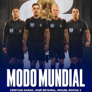 𝑳𝑨 𝑻𝑬𝑹𝑵𝑨 𝑸𝑼𝑬 𝑵𝑶𝑺 𝑹𝑬𝑷𝑹𝑬𝑺𝑬𝑵𝑻𝑨𝑹𝑨́🇨🇱👀🌎
Pese a que la Selección Chilena no logró clasificar al Mundial 2026, de igual manera nuestro país tendrá una representación en la cita planetaria.
La FIFA dio a conocer la lista oficial de árbitros que dirán presente en el torneo mundialista, que se realizará en junio y julio.
En la lista destacan cuatro nombres nacionales: Cristian Garay oficiará de juez central, secundado por los asistentes José Retamal y Miguel Rocha. Por su parte, Juan Lara cierra la presencia chilena como el único encargado del VAR.
¿Qué te parece este llamado?👀✍🏽 #RR