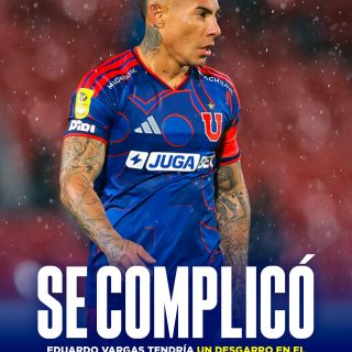 𝑺𝑰𝑵 𝑻𝑼𝑹𝑩𝑶𝑴𝑨𝑵 𝑷𝑶𝑹 𝑪𝑨𝑺𝑰 𝑻𝑹𝑬𝑺 𝑺𝑬𝑴𝑨𝑵𝑨𝑺❌🔵

Siguen los problemas en la U tras confirmarse que Eduardo Vargas sufrió un desgarro en el isquiotibial derecho. 

Según Emisora Bullanguera, el delantero se lesionó en el empate ante Ñublense y los exámenes médicos arrojaron que estará fuera de las canchas entre dos y tres semanas.

Con este diagnóstico, “Turboman” queda totalmente descartado para el duelo ante la UC. Fernando Gago ahora deberá jugársela por un Juan Martín Lucero que viene sin ritmo o cambiar el dibujo táctico para suplir al goleador en uno de los partidos más importantes del año.

¿Cómo afrontará Gago el desafío, sin Turboman?👀✍🏽 #RR