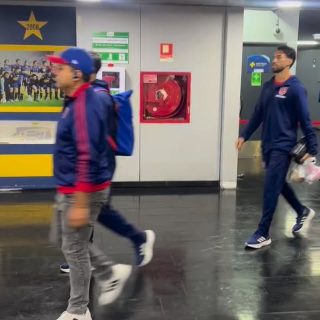 𝑺𝑬 𝑹𝑬𝑻𝑰𝑹𝑨𝑹𝑶𝑵 𝑺𝑰𝑵 𝑯𝑨𝑩𝑳𝑨𝑹👀

Tras el empate sin goles frente a Everton de Viña del Mar, los jugadores de Universidad de Chile se retiraron sin entregar declaraciones a la prensa.

¿Opiniones?👀✍🏽 #RR