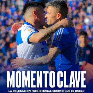 ¿𝑪𝑳𝑨́𝑺𝑰𝑪𝑶𝑺 𝑪𝑶𝑵 𝑽𝑰𝑺𝑰𝑻𝑨? 🤯

😯La delegación presidencial de la región metropolitana sorprendió con una importante sugerencia para el Clásico Universitario, el cual se disputará este sábado, 25 de abril.

🏟️Según informó DSports, el Gobierno de Chile propuso que el enfrentamiento entre azules y cruzados se dispute con público visitante en el Estadio Nacional.

🫡La medida forma parte de la estrategia liderada por el Delegado Presidencial, Germán Codina, que busca normalizar la asistencia de público visita en encuentros de alta convocatoria (Clase A). Pese a esto, desde el Centro Deportivo Azul aún mantienen silencio institucional frente al ofrecimiento del Gobierno. 

🤔Por ahora, la incertidumbre rodea la venta de boletos: aunque existe una disponibilidad de 3.000 entradas por vender, estas se encuentran bloqueadas en el sistema oficial del club sin una explicación clara.

¿Debería jugarse con ambas hinchadas en el Estadio Nacional?👀✍🏽 #RR