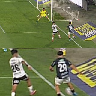 Palestino anotó el 2-0, pero el VAR anuló el gol porque el balón se había ido de la cancha.

Para ustedes, ¿Se fue completamente el balón? 👀✍🏻 #RR