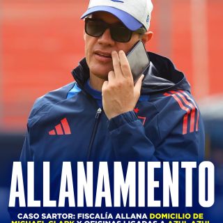 𝑼́𝑳𝑻𝑰𝑴𝑶 𝑴𝑰𝑵𝑼𝑻𝑶: 𝑮𝑶𝑳𝑷𝑬 𝑱𝑼𝑫𝑰𝑪𝑰𝑨𝑳 𝑨 𝑨𝒁𝑼𝑳 𝑨𝒁𝑼𝑳🚨‼️

😯Durante la mañana de este lunes, el Ministerio Público allanó el domicilio del ex presidente de Azul Azul, Michael Clark, en medio de la investigación por delitos económicos.

🚨Además, otras 4 dependencias vinculadas a Azul Azul, también fueron allanadas por la PDI: Azul Azul S.A., Bulla SpA., Inversiones Antumalal Limitada., Romántico Viajero SpA. y RedWood Capital SpA.

⚖️Según Radio BioBio, el fiscal Juan Pablo Araya fue el encargado de gestionar la orden ante el Cuarto Juzgado de Garantía de Santiago.

¿Cómo afectará este escándalo judicial al momento deportivo del Romántico Viajero?👀✍🏽 #RR
