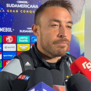 𝑯𝑨𝑩𝑳𝑶́ 𝒁𝑨𝑵𝑨𝑵𝑬𝑼𝑬𝑹👀🥕🔥

🇦🇪Tras una jornada inolvidable para el portero árabe, Sebastián "Zanahoria" Pérez, entregó declaraciones luego de atajar tres penales consecutivos frente a Gremio de Portoalegre.

🧤Recordemos que en los dos primeros intentos, Pérez se adelantó a los disparos de Carlos Vinicius, por lo que se tuvieron que repetir. Finalmente, logró tapar el tercer disparo.

¿Qué te pareció la increíble actuación del Zana?👀✍🏽 #RR